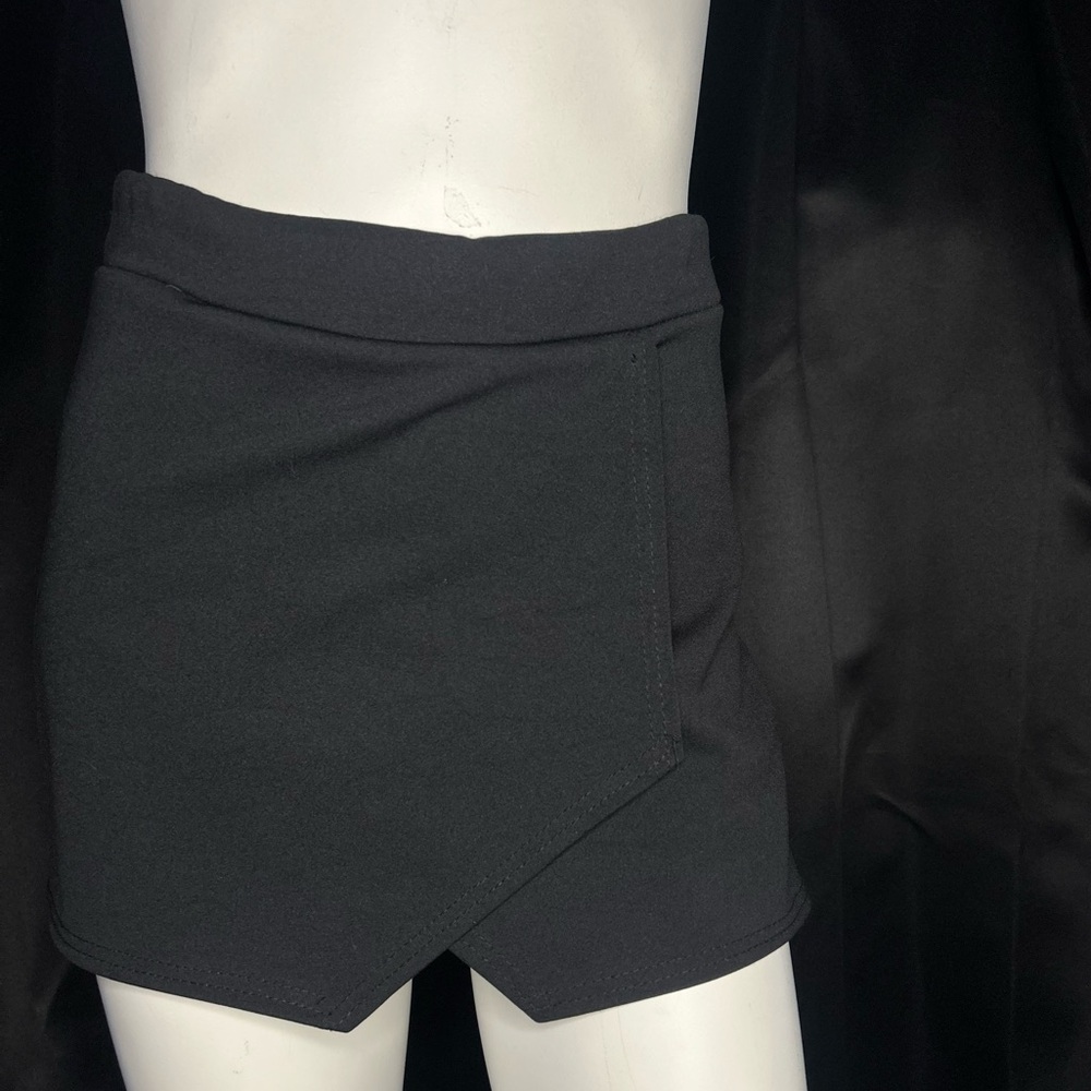 PrettyLittleThing Black Skort
